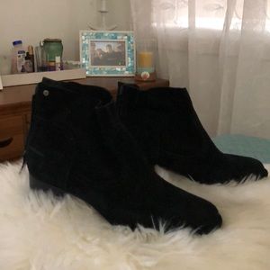 Black sweater Ugg half boots
